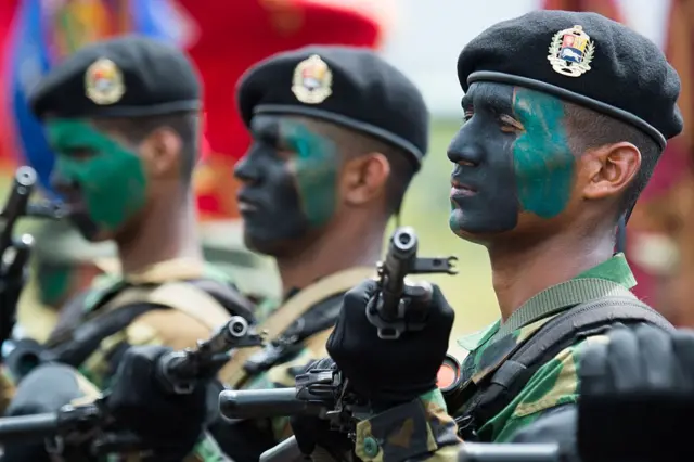 Un grupo de militares venezolanos con las caras pintadas