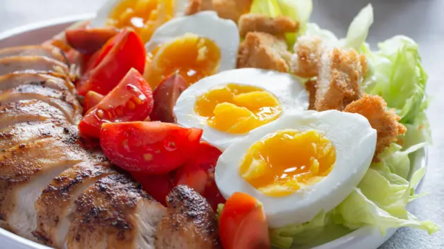 Plato con huevos y otros alimentos