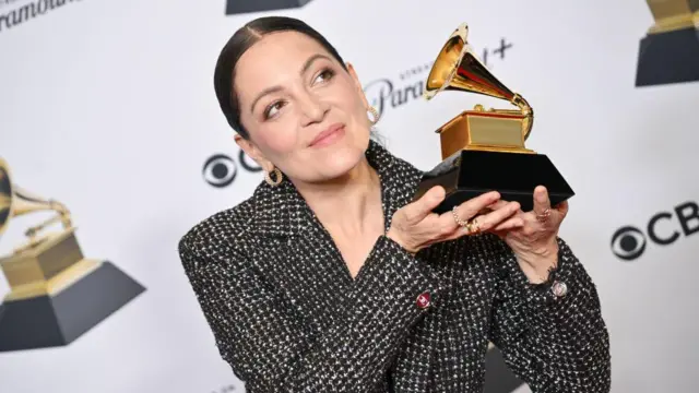 natalia lafourcade sostiene un grammy 