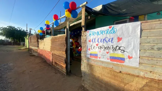Familiares y amigos de 4 jóvenes venezolanos detenidos en el CECOT y repatriados la semana pasada prepararon decoraciones y carteles de bienvenida en el barrio Los Pescadores, de Maracaibo, Venezuela.