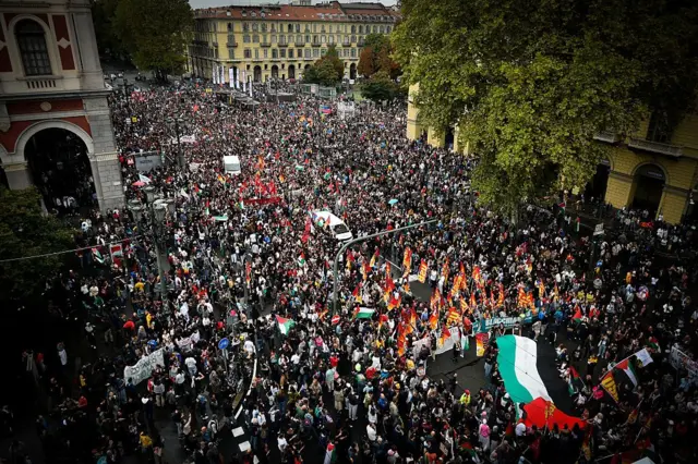 Vista aérea de una multitudinaria protesta en solidaridad con los palestinos en Turín, Italia, el 22 de septiembre de 2025
