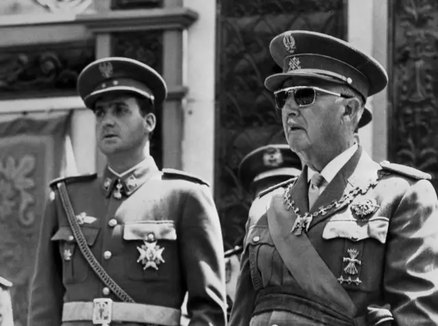 Juan Carlos, entonces príncipe, junto al dictador Franco en 1969.