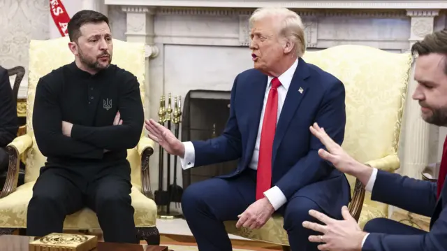 El presidente ucraniano, Volodymyr Zelensky (izquierda), sentado con los brazos cruzados, mientras el presidente estadounidense, Donald Trump (centro), habla y estrecha una mano hacia Zelensky, y el vicepresidente estadounidense, J. D. Vance (derecha), hace un gesto con ambas manos, en la Oficina Oval de la Casa Blanca en Washington, D.C., el 28 de febrero de 2025.