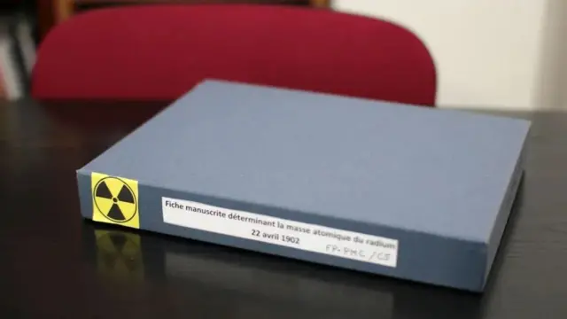 Una caja que contiene una nota de laboratorio escrita por los Curie durante su descubrimiento de la radio.