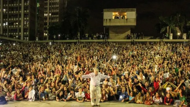 Mujica saluda a miles de jóvenes que lo escucharon en una universidad de Río de Janeiro poco después de terminar su presidencia.