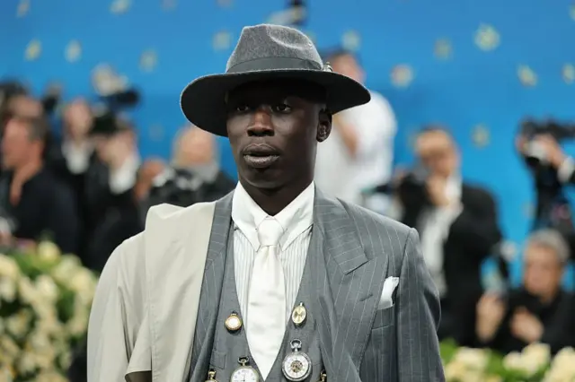 Khaby Lame asiste a la Gala Met 2025 celebrando