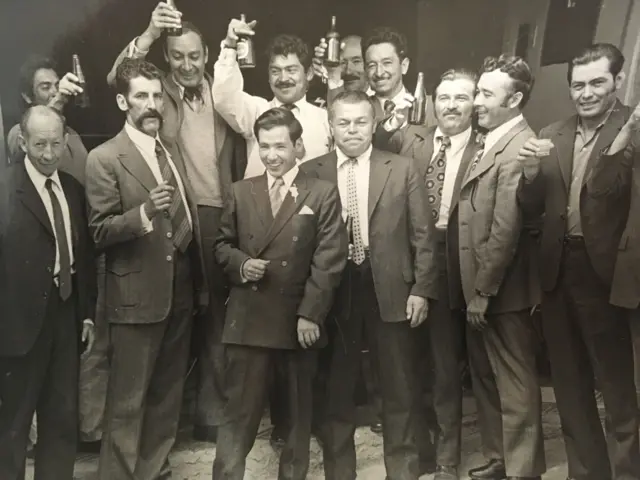 Carlos Arturo, en el día de su boda, junto a varios veteranos de la guerra de Corea. A su derecha, su padre adoptivo Aureliano Gallón.