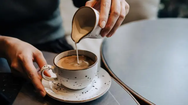 Una taza de café con leche