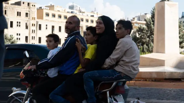 Una familia de cinco personas llegó a Beirut en bicicleta