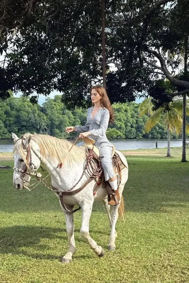 Fátima Bosch montando un caballo. 