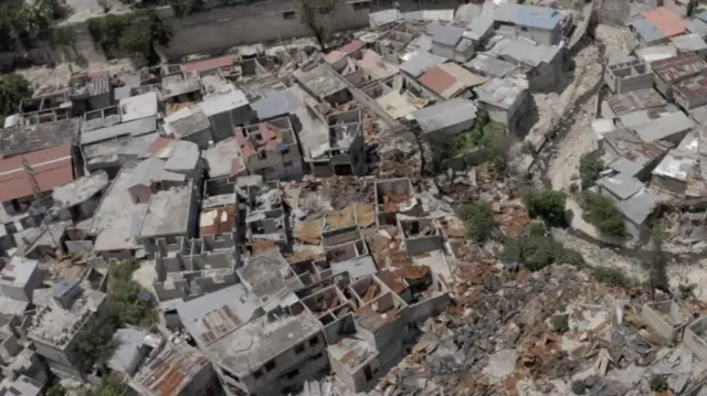 Vista aérea de un barrio con casas dañadas o destruidas en Puerto Príncipe