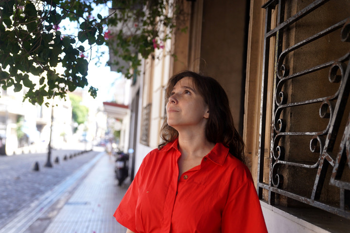 Laura Paredes, de rojo, a pesar de ser de Racing. Una actriz que sabe autogestionarse. Foto: Guillermo Rodríguez Adami