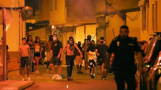 Varios jóvenes se cubren la cara durante los disturbios de Torre Pacheco.