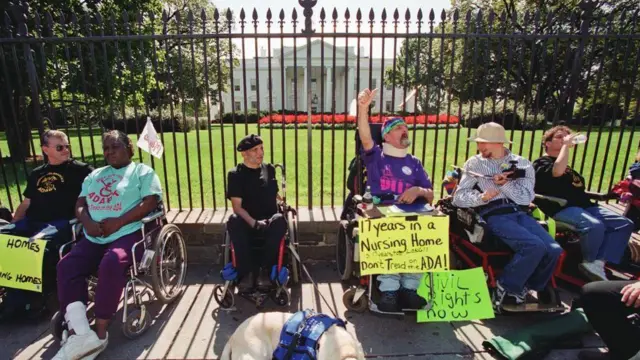 Una protesta de personas discapacitadas frente a la Casa Blanca.