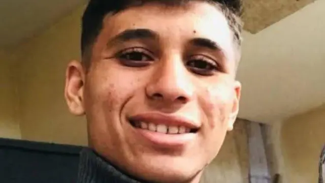 El joven Abdullah Jendeia, sonríe a la cámara.