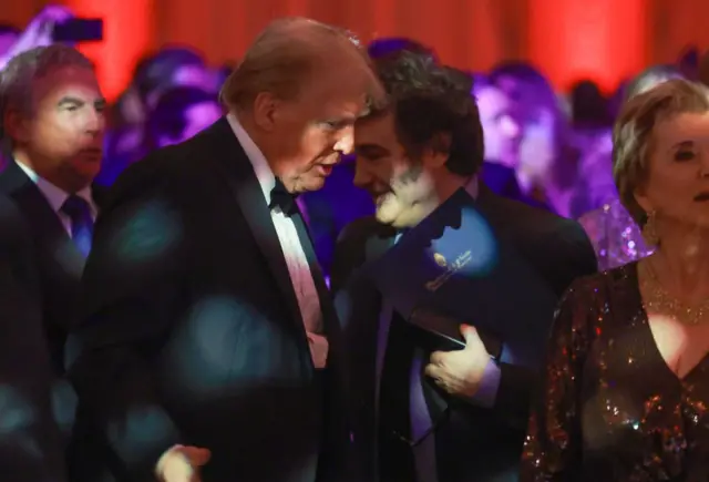 El presidente argentino, Javier Milei, pasa junto al presidente electo de Estados Unidos, Donald Trump, mientras asisten a la Gala del America First Policy Institute celebrada en Mar-a-Lago el 14 de noviembre de 2024 en Palm Beach, Florida, Estados Unidos. (Foto de Joe Raedle/Getty Images)