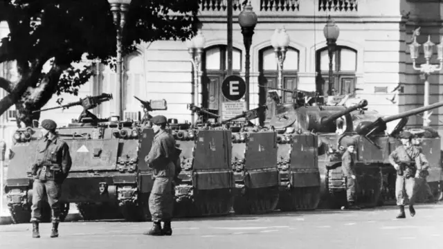 Tanques frente a la Casa Rosada, la sede presidencial, en Argentina en 1976.