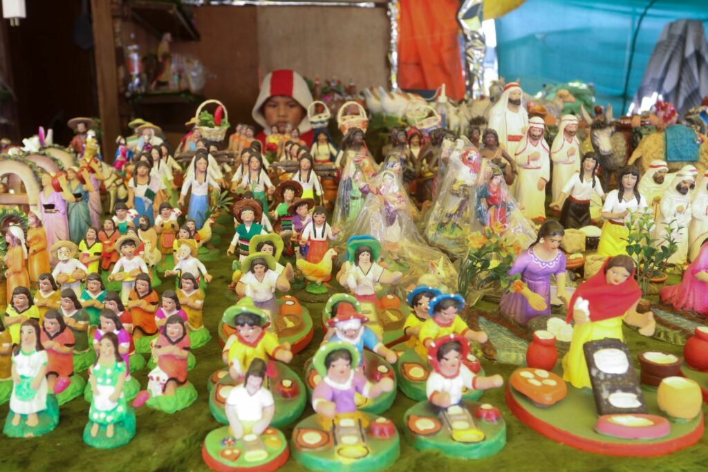 Figuritas de animales del pesebre como borregos, vacas y burros en diferentes tamaños.