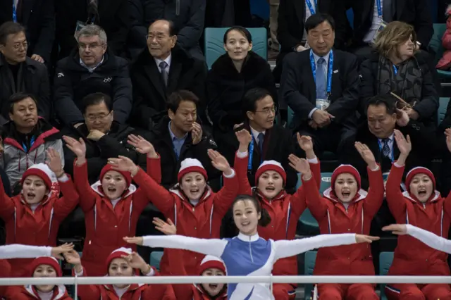 Kim Yong-nam junto a Kim Yo-jong, hermana del líder supremo, durante un evento deportivo en los juegos de invierno de Pyeongchang, en Corea del Sur.