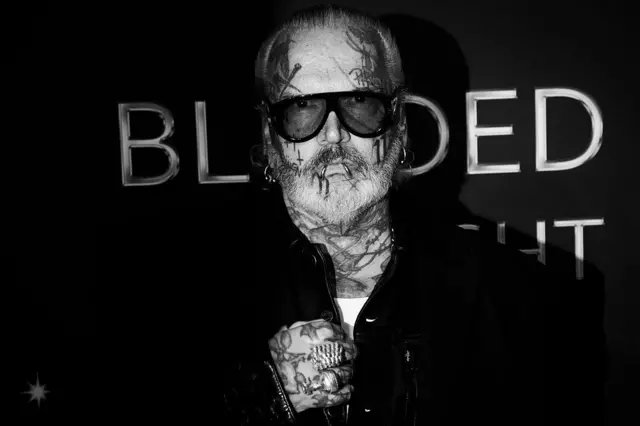 Sven Marquardt asiste al estreno de la obra 