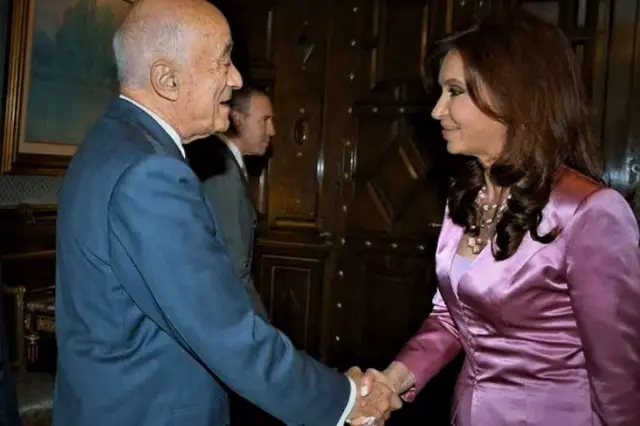 Enrique Eskenazi saluda con un apretón de manos a Cristina Fernández de Kirchner