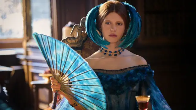 Mia Goth como Elizabeth