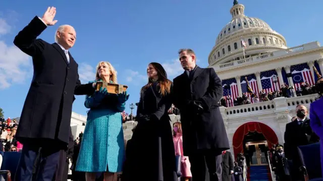 Joe Biden presta juramento durante la inauguración presidencial el 20 de enero de 2021, en el Capitolio de Estados Unidos.