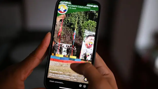 Mujer mira la cuenta de TikTok de un miembro disidente de las Farc.