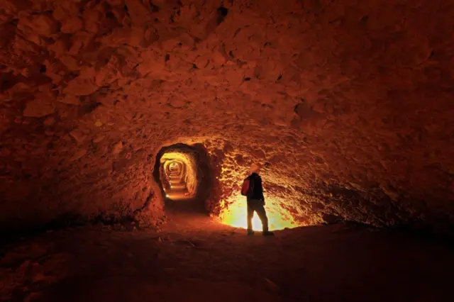 Uno de los túneles cavados por los romanos en Las Médulas