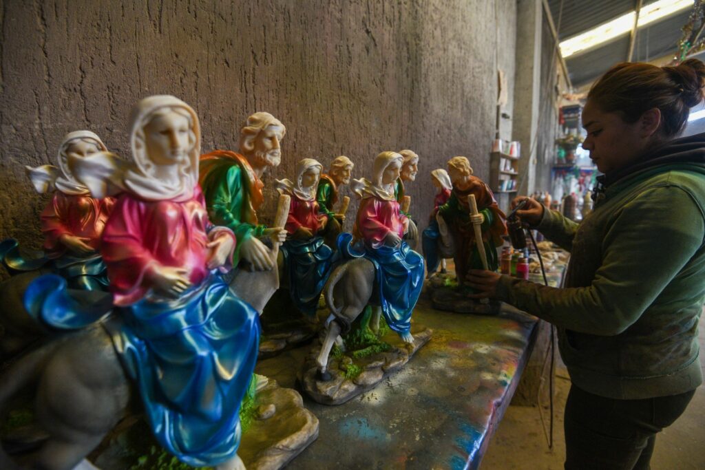 Expositores muestran nacimientos completos con detalles artesanales.