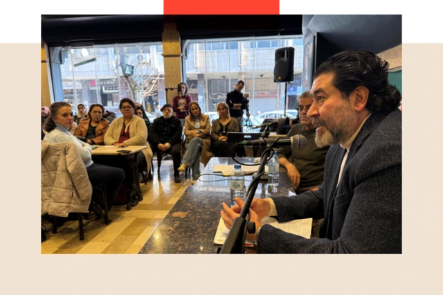 Gente sentada y hablando en el interior de un café