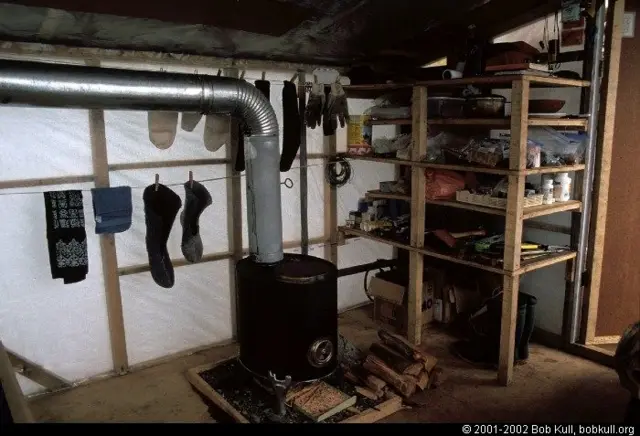 Interior de la cabaña de bob kull en la patagonia chilena 