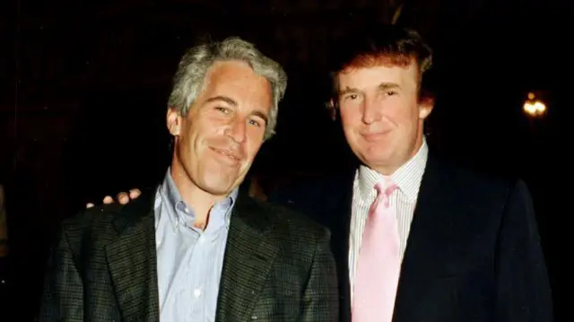 Jeffrey Epstein y Donald Trump en Mar-a-Lago estate, Palm Beach, el 22 de febrero de 1997.