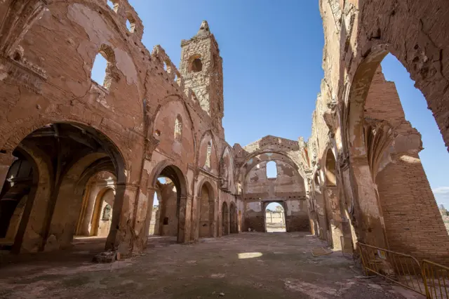 Interior de la iglesia de San Martín de Tours en Belchite.