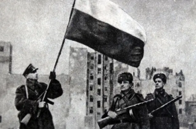 Soldados soviéticos levantan la bandera de Polonia