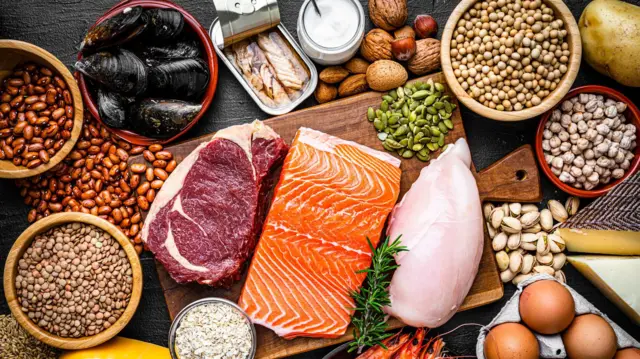 Vista aérea de un amplio grupo de alimentos con alto contenido de proteínas saludables.
