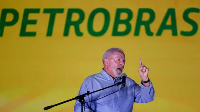 Luiz Inácio Lula Da Silva comparece ante la prensa durante el lanzamiento de la Selección Cultural Petrobras 2024 en el Museo de Arte Moderno, el 23 de febrero de 2024, en Río de Janeiro.