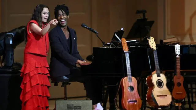 Natalia Lafourcade y el cantautor estadounidense Jon Batiste en el Carnegie Hall