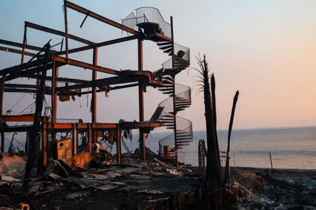 Es esqueleto de una casa de playa en la Autopista de la Costa Pacífica (PCH) en Malibú y su escalera en espiral tras ser destruida por el incendio de Pacific Palisades, California, Estados Unidos, el 8 de enero de 2025. (Foto: Zoë Meyers / AFP) (Photo by ZOE MEYERS/AFP via Getty Images)