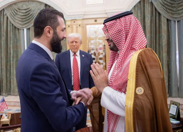 Al Sharaa saluda a Mohamed bin Salman delante de Trump.