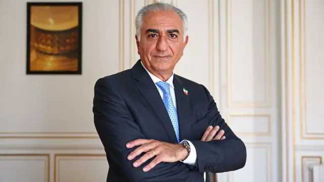 Reza Pahlavi, hijo exiliado del último sha de Irán, posa tras una entrevista con Reuters sobre la situación en Irán y la necesidad de apoyar a los iraníes, en París, Francia, el 23 de junio de 2025.