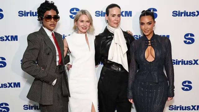 Teyana Taylor, Naomi Watts, Sarah Paulson y Kim Kardashian de pie, miran a la cámara. 