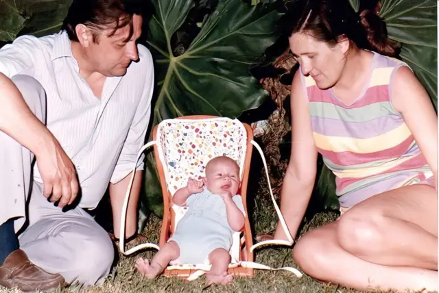 Vladimir Roslik y María Zavalkin observan a su hijo Valery, un bebé de pocas semanas.