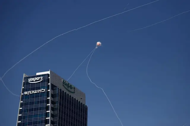 Vista de un misil iraní siendo interceptado por uno de Israel sobre Tel Aviv