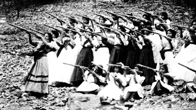 Mujeres de la revolución mexicana con sus rifles.