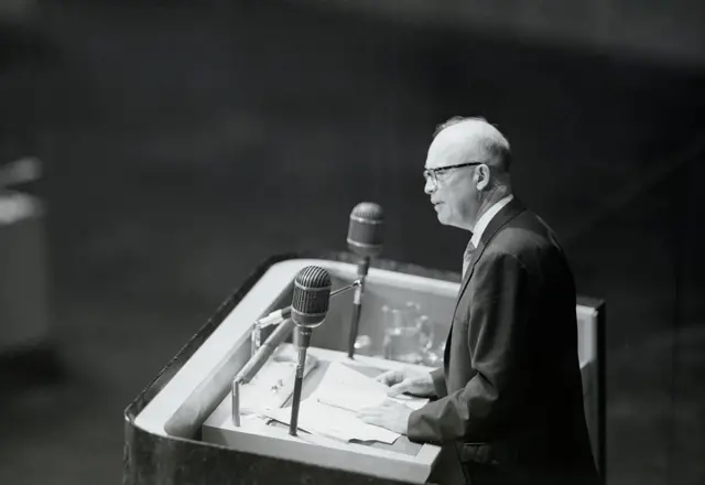 Una fotografía en blanco y negro muestra al presidente estadounidense Dwight Eisenhower hablando en la ONU en diciembre de 1953.