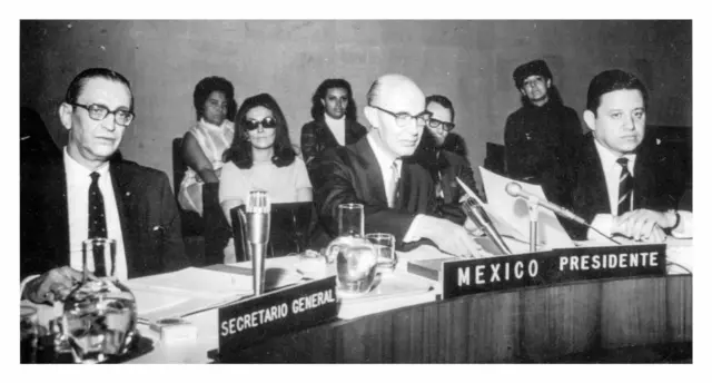 El embajador García Robles en un foro de la ONU