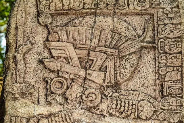 Estela de la conquista del rey de Ceibal, Balam Chan Cahuil, sobre el rey Aguateca, en Guatemala.
