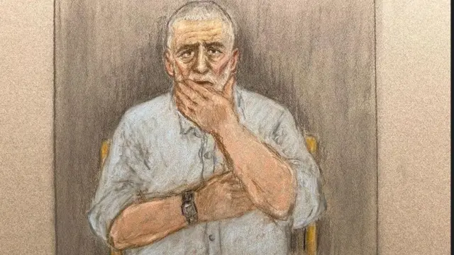 Un boceto judicial que muestra a Peter Sullivan, de 68 años, que tiene cabello camoso y una camisa azul, llevándose la mano a la cara.