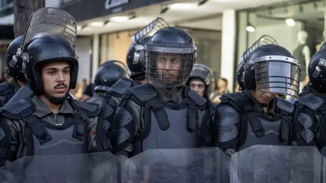 Agentes antidisturbios de la policía de MArruecos, pertrechados con cascos y escudos de protección